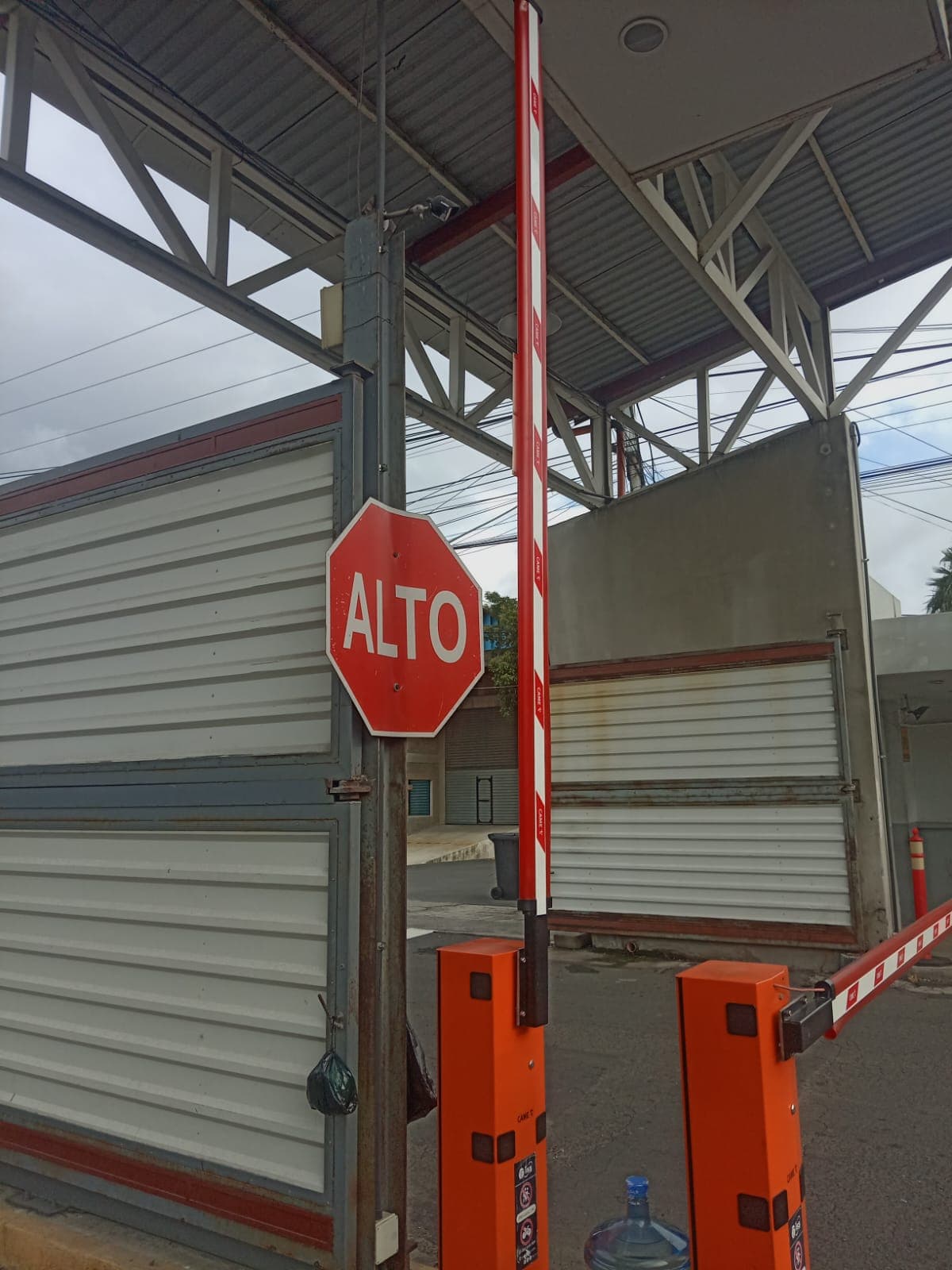 Parqueo comercial con guiamiento LED